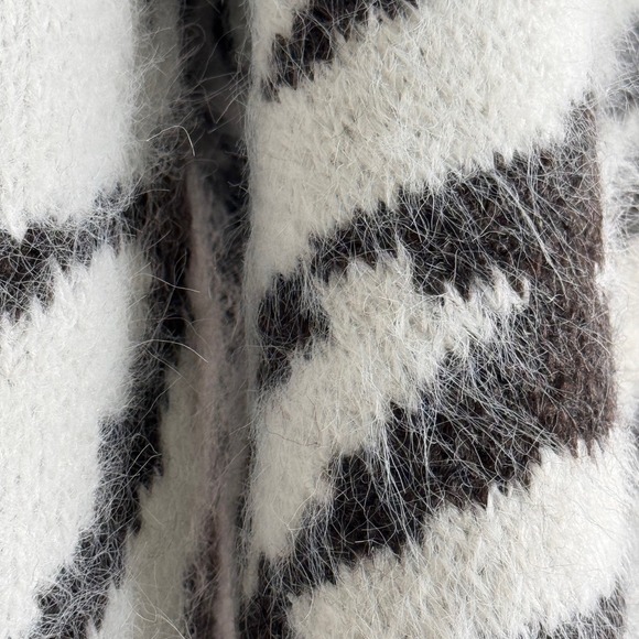 H&M Zebra Print Fuzzy Turtleneck Sweater XS Oversized Fits S M L Cozy Heavy - Picture 8 of 8